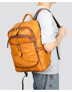 Detailansicht des Vintage Leder Rucksacks für Herren am Model, zeigt die vielen Taschen.