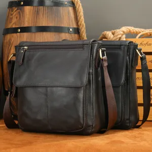 Vue détaillée du sac bandoulière en cuir véritable avec texture fine et garnitures métal.