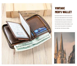 Détail de portefeuille en cuir pour homme vintage avec plusieurs fentes et billets.
