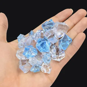 Detailansicht von blauen und klaren Acryl-Crushed-Ice-Steinen für Fotografie-Requisiten
