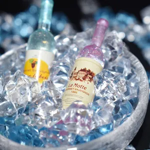 Hochwertiges Makro-Detail von klaren und blauen Acryl-Eiswürfeln für die Fotografie