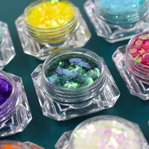 Dettaglio macro di glitter iridescenti in barattoli trasparenti per nail art