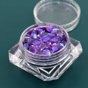 Dettaglio di paillettes esagonali viola cangianti in un barattolo di plastica trasparente