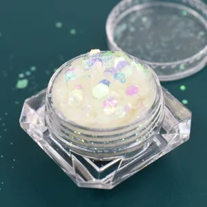 Primo piano di glitter esagonali iridescenti per nail art e decorazioni varie