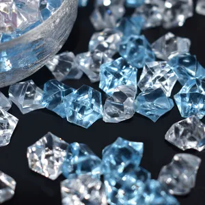 Nahaufnahme von klaren und blauen Acryl-Eiskristallen für die Fotografie.