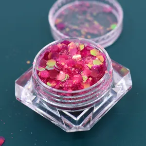 Primo piano di glitter esagonali rosa cangianti per nail art e trucco fai-da-te