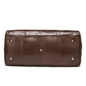 Vue détaillée du fond de sac de voyage en marron cuir avec pieds de protection en métal.