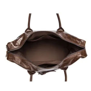 Détail intérieur de sac de voyage en cuir véritable marron foncé, design rétro spacieux.