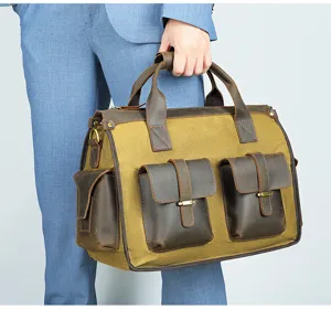 Dettaglio borsa ventiquattrore in tela e pelle da uomo, tasche frontali e manici resistenti.