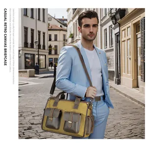 Dettaglio borsa ventiquattrore uomo in pelle e tela, tracolla business impermeabile chic.
