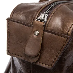 Détail de fermeture éclair de sac de voyage vintage en cuir de vachette de qualité.