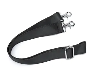 Detalle de la correa de bolso negra ajustable con ganchos metálicos para reemplazo.