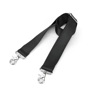 Correa de hombro ajustable de nailon negro para bolso con ganchos giratorios de metal plateado.