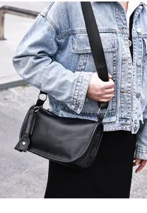 Borsa a tracolla nera classica in pelle da donna, semplice e versatile per uso quotidiano.