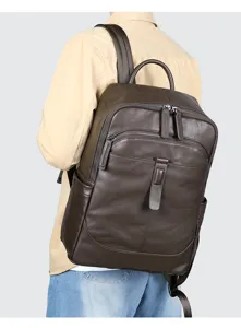 Detailansicht des dunkelbraunen Lederrucksacks mit praktischen Reißverschlussfächern und stabilem Griff.