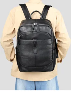 Detailansicht des Rucksacks mit echtem Leder, strapazierfähigen Reißverschlüssen und Trägern.