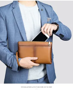 Sac pochette homme en cuir veritable souple et elegant bracelet porte monnaie detail