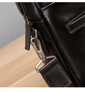 Primer plano de los detalles del maletín de negocios de cuero genuino para hombre y herrajes.