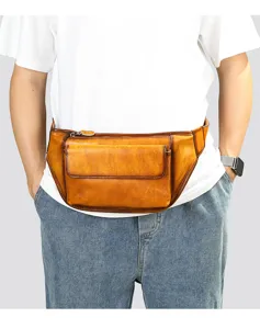 Detalle de bolso de pecho de cuero marrón para hombre, estilo retro casual riñonera.