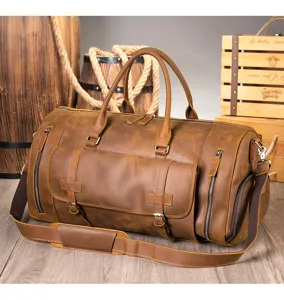 Vista dettagliata della borsa da viaggio in pelle vintage con manici robusti e tasche.