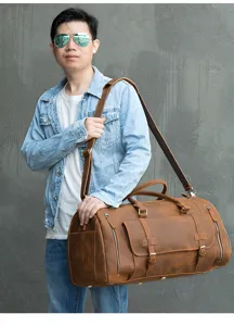 Dettaglio della borsa da viaggio in vera pelle marrone vintage fatta a mano.
