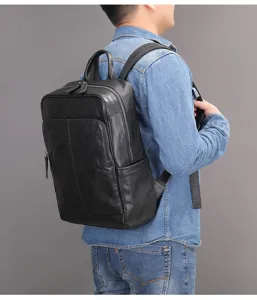 Vista dettagliata dello zaino nero in vera pelle da uomo per affari e viaggi quotidiani.