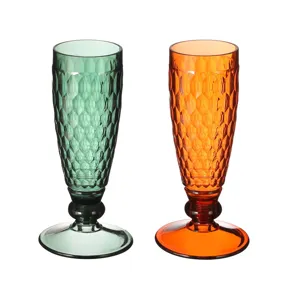 Gros plan détaillé de gobelets à champagne rétro en plastique coloré avec motif en relief losange.