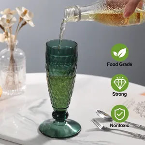 Calice en relief vert vintage verre de vin en plastique vaisselle de luxe détail vue.