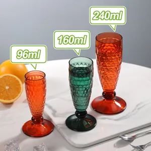 Ensemble de gobelets en plastique texturé, verres à vin colorés de différentes capacités.