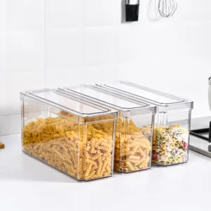 Nahaufnahme von transparenten Küchen-Aufbewahrungsbehältern mit verschiedener Pasta.