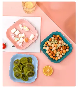 Plastic scalloped small plates for snacks, bones, and serving food, durable home tableware set.