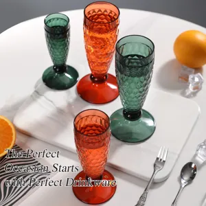 Gros plan détaillé de calices colorés texturés vintage dans un décor de table élégant.
