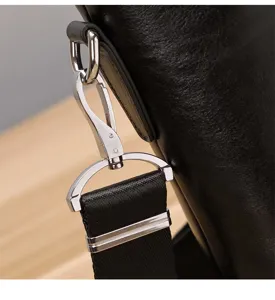 Detalle de bolso de piel para hombre, con mosquetón de metal resistente y correa sólida.