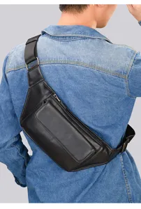 Vista detallada del bolso de pecho de cuero negro para hombre, bandolera casual con cremallera.