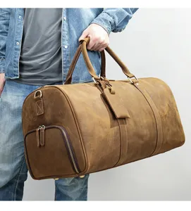 Vue rapprochée détaillée du grand sac de voyage en cuir de cheval fou marron.