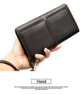 Vista detallada de la cartera larga de cuero marrón oscuro, estilo de negocios con bolsillos dobles.