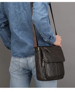 Sac bandoulière homme en cuir véritable, grand sac besace en cuir de vachette rabat détail.