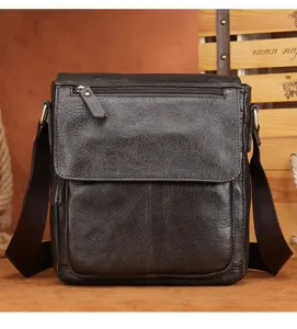 Vue detaillee du sac bandouliere homme en cuir de vachette marron fonce a rabat.