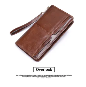 Vista detallada de la cartera larga de cuero marrón para hombre con doble bolsillo y muñequera.