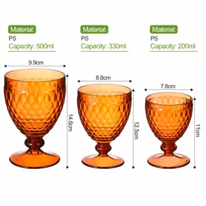 Set di calici in plastica goffrata ambrata con varie opzioni di capacità e taglia.