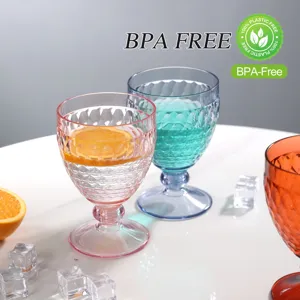 Vista di dettaglio dei calici in plastica colorata con motivo a diamante e cristallo.