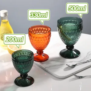 Vista dettagliata di calici in vetro colorato goffrato con design rimovibile in varie misure.