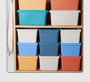 Dettaglio scatola portaoggetti in plastica, organizer colorati impilabili per guardaroba.