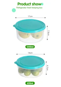 Contenitore per alimenti rotondo in plastica trasparente con coperchio verde per cucina.