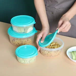 Set di contenitori alimentari rotondi in plastica con coperchi trasparenti per organizzare la cucina.