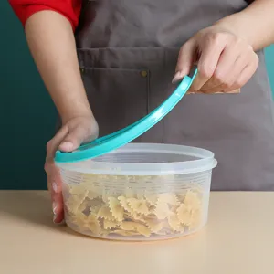Contenitore per alimenti trasparente in plastica con coperchio ciano per la cucina e dispensa.