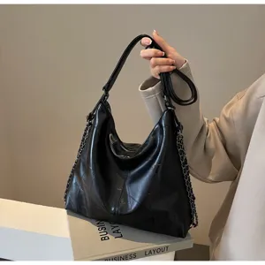 Μαύρη μαλακή τσάντα tote από PU δέρμα με αλυσίδα, μεγάλη casual τσάντα ώμου για γυναίκες.