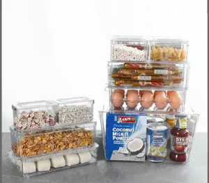 Vista dettagliata della scatola di conservazione in plastica trasparente impilabile con coperchio cucina.