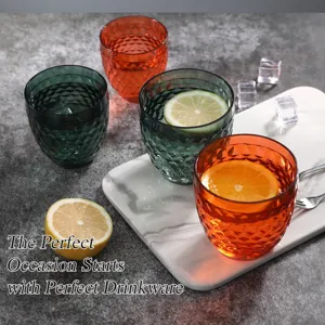 Primo piano dettagliato di tazze da bere creative diamantate con fette di frutta.
