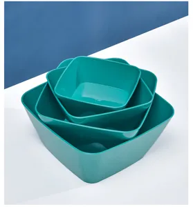 Detailansicht der genisteten quadratischen Kunststoffschalen im praktischen Stapeldesign.